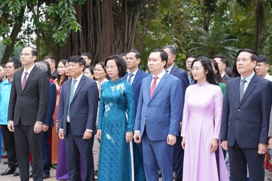 Ủy ban MTTQ Việt Nam thành phố Hà Nội dâng hoa tưởng niệm Bác Hồ - Bác Tôn kỷ niệm 95 năm Ngày truyền thống Mặt trận