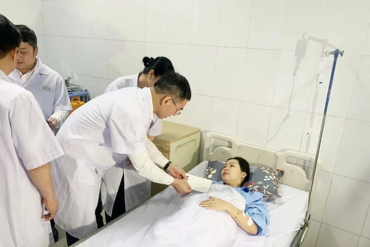 Chấm dứt bạo hành nhân viên y tế: cần chế tài đủ mạnh