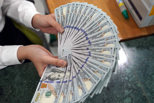 Tỷ giá trung tâm tăng theo tỷ giá thế giới