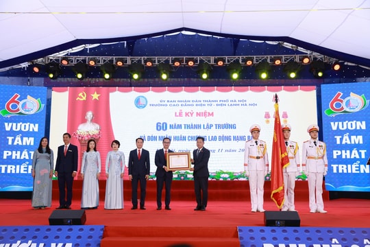 Trường Cao đẳng Điện tử - Điện lạnh Hà Nội đón nhận Huân chương Lao động hạng Ba