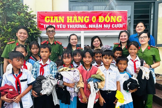Công an Quảng Ngãi đồng hành cùng người dân sau bão lũ