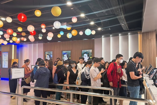 Khán giả xếp hàng nhận vé xem phim miễn phí tại Trung tâm Chiếu phim Quốc gia