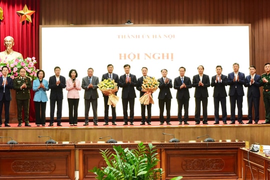 Đồng chí Đỗ Anh Tuấn và đồng chí Trần Đình Cảnh nhận nhiệm vụ mới