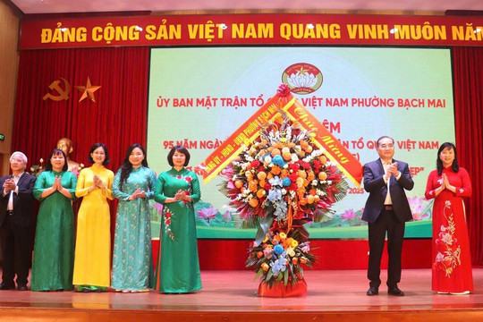 Phường Bạch Mai: khen thưởng nhiều tập thể trong thi đua tự quản xây dựng địa bàn dân cư "sáng - xanh - sạch - đẹp”