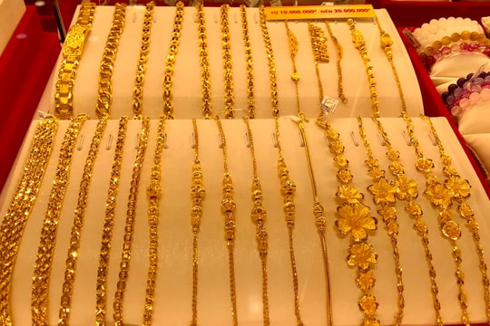 Giá vàng tăng vọt, vượt mốc 153 triệu đồng/lượng