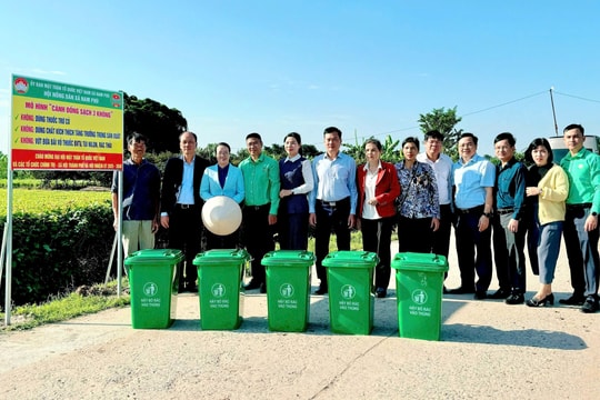 Hội Nông dân xã Nam Phù gắn biển công trình “Cánh đồng xanh 3 không”