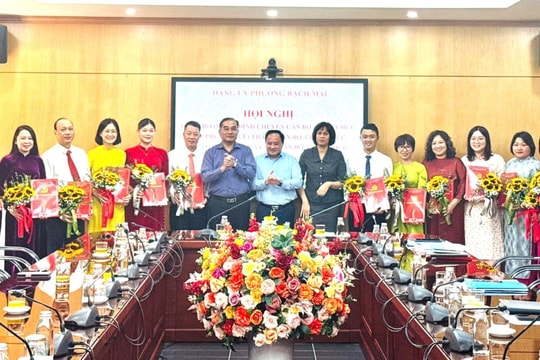 Phường Bạch Mai chuyển 13 cán bộ, công chức cấp xã (cũ) thành cán bộ, công chức