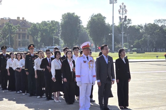 95 thủ khoa tiêu biểu của Thủ đô báo công dâng Bác