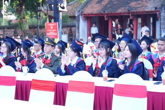 Tuyên dương Thủ khoa xuất sắc tốt nghiệp năm 2025. Khẳng định tư duy, chiến lược trọng dụng nhân tài