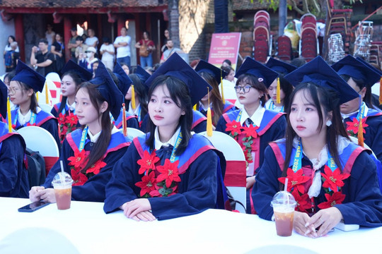 Thủ khoa xuất sắc: Chạm tới ước mơ, thắp sáng khát vọng cống hiến