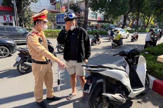 Cảnh sát giao thông Hà Nội Xử phạt hàng trăm người đi xe che biển số, sử dụng điện thoại