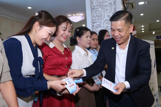 Trao sổ tiết kiệm tới 80 giáo viên trong “Chia sẻ cùng thầy cô”