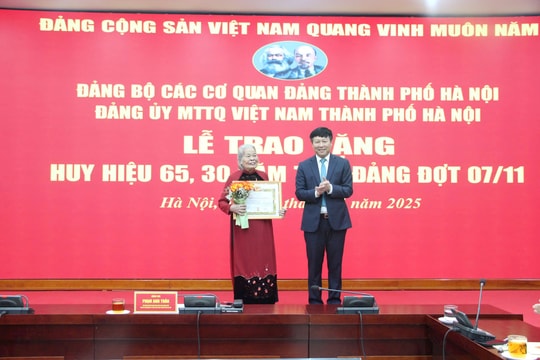 Đảng bộ MTTQ Việt Nam thành phố Hà Nội trao Huy hiệu Đảng đợt 7-11