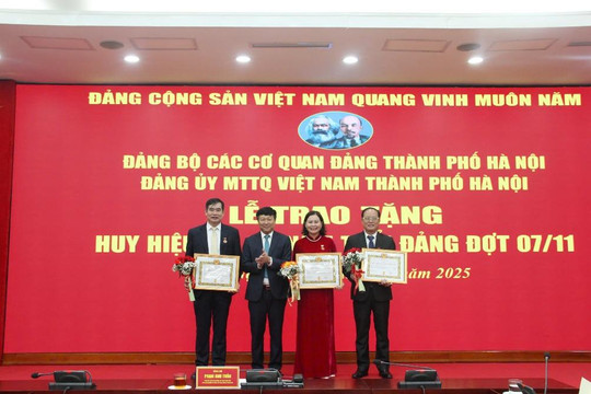 Đảng bộ MTTQ Việt Nam thành phố Hà Nội trao tặng Huy hiệu 65 năm và 30 năm tuổi Đảng