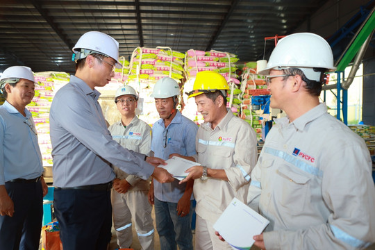 Petrovietnam sẻ chia khó khăn với người lao động bị ảnh hưởng do bão số 13 tại Gia Lai