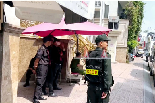 Cảnh sát làm việc tại các cơ sở thẩm mỹ viện Mailisa ở TP Hồ Chí Minh
