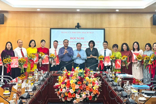 Phường Bạch Mai trao quyết định chuyển cán bộ, công chức cấp xã (cũ) thành cán bộ công chức theo Luật mới