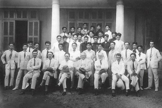 Một thế kỷ kiến tạo sắc màu Việt