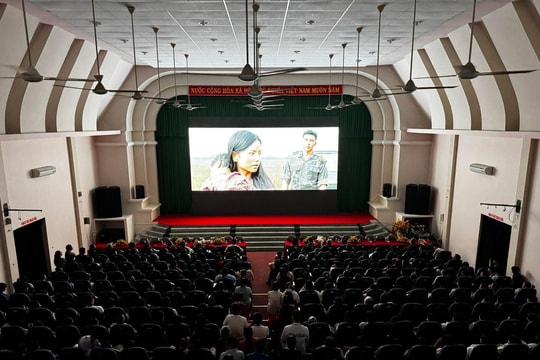 Khán giả Côn Đảo xúc động xem phim Mưa đỏ