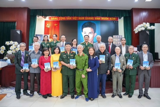 Trao tặng bộ sưu tập di ảnh chân dung “Đại đoàn kết” và “Vinh quang nhà giáo Việt Nam”