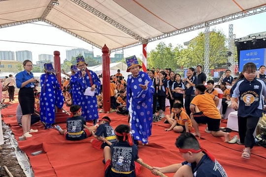 Phường Long Biên (Hà Nội) Các bạn trẻ hào hứng trải nghiệm nghi lễ “kéo co ngồi mini”