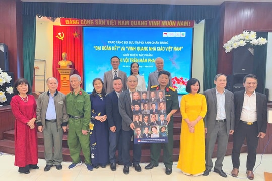 Trao tặng Bộ sưu tập di ảnh chân dung "Đại đoàn kết" và "Vinh quang Nhà giáo Việt Nam"