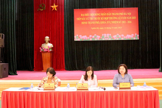 Đại biểu HĐND thành phố Hà Nội lắng nghe ý kiến của cử tri 3 phường Cầu Giấy - Yên Hòa - Nghĩa Đô