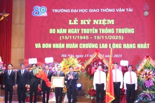 Trường Đại học Giao thông vận tải đón Huân chương Lao động hạng Nhất