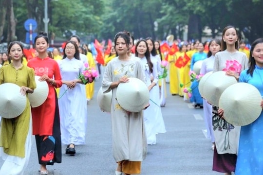Chiều nay, diễn ra diễu hành áo dài lớn nhất từ trước đến nay quanh hồ Hoàn Kiếm