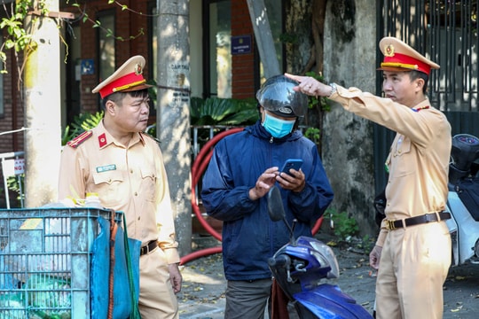 Hà Nội: Gần 400 vi phạm về dùng điện thoại và che, dán biển số khi tham gia giao thông