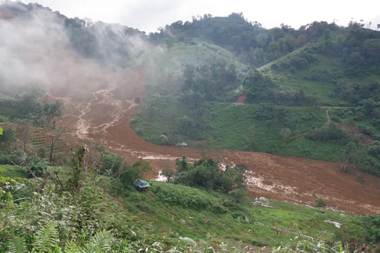 Đà Nẵng: Đất bùn nhão cản trở công tác cứu hộ vụ lở đất ở xã Hùng Sơn