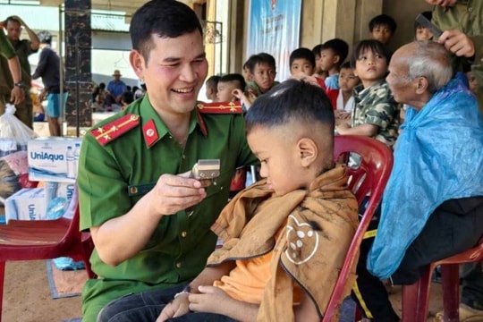 Băng rừng, vượt suối mở "Gian hàng 0 đồng" nơi vùng biên