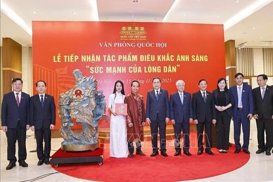 Chủ tịch Quốc hội Trần Thanh Mẫn dự Lễ tiếp nhận tác phẩm điêu khắc ánh sáng "Sức mạnh của lòng dân"