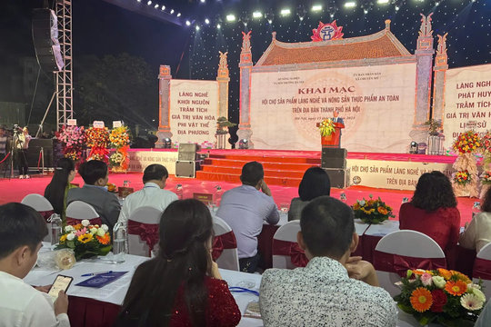 Chuyên Mỹ khai mạc Hội chợ sản phẩm làng nghề và nông sản thực phẩm an toàn năm 2025