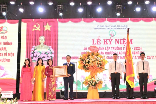Trường THPT Quang Trung - Hà Đông đón nhận Huân chương Lao động hạng Ba