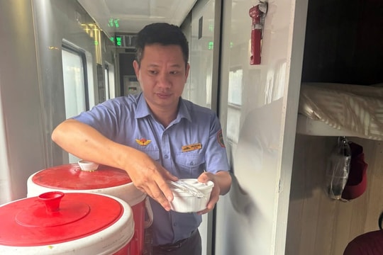 Đường sắt gián đoạn do mưa lớn ở miền Trung