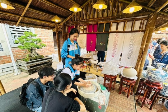 Giới trẻ đắm mình trong sắc màu văn hóa tại Festival Thăng Long - Hà Nội