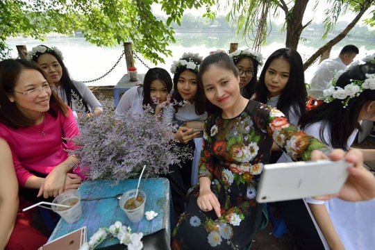 “Ngọn lửa tri thức xanh”: Bài ca tri ân những người gieo mầm tương lai