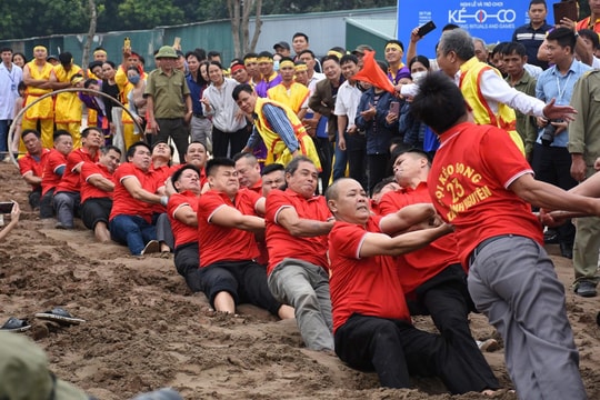 Đắc sắc trình diễn Nghi lễ và trò chơi Kéo co