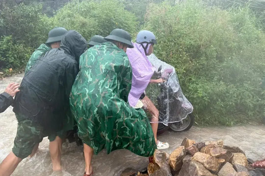 Khánh Hòa cảnh báo nguy cơ lũ quét, sạt lở đất do mưa lớn kéo dài