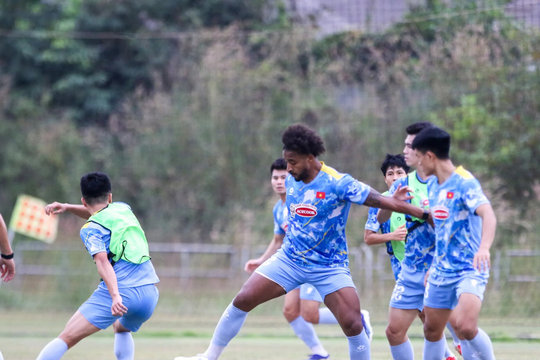 Tuyển Việt Nam tập buổi đầu tiên ở Lào, chuẩn bị cho vòng loại Asian Cup 2027