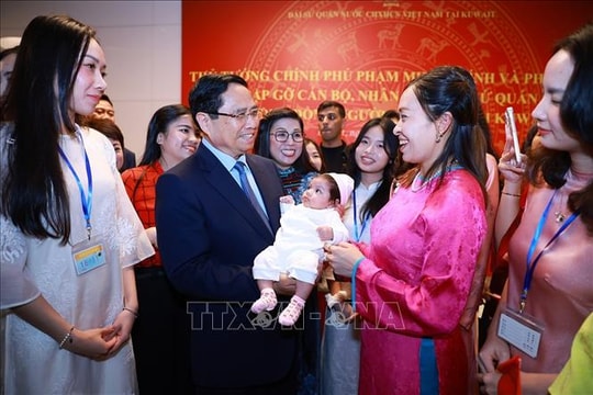 Thủ tướng Phạm Minh Chính và Phu nhân gặp gỡ cán bộ cơ quan đại diện và đại diện cộng đồng người Việt Nam tại Kuwait