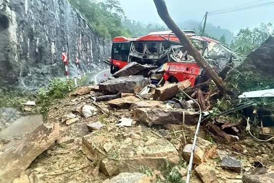 Thủ tướng yêu cầu khẩn trương nhất đưa các nạn nhân còn bị mắc kẹt ra khỏi khu vực sạt lở đèo Khánh Lê