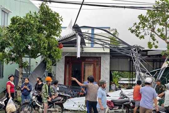 Lốc xoáy làm 4 người bị thương, 30 nhà bị tốc mái tại Đà Nẵng
