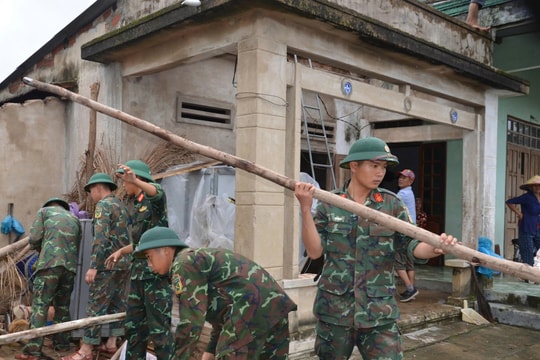Bộ đội Quảng Ngãi giúp nhân dân xã Nguyễn Nghiêm khắc phục hậu quả lốc xoáy