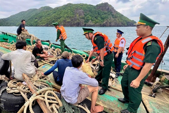 Hiệp đồng ứng cứu 5 ngư dân bị chìm tàu đánh cá trên vùng biển Côn Đảo