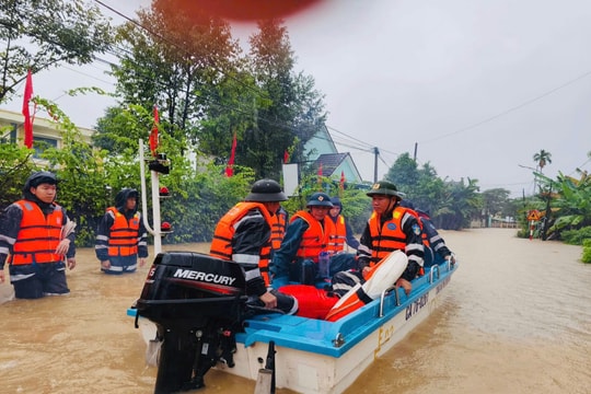 Lực lượng công an ra quân giúp nhân dân tỉnh Khánh Hoà vượt lũ