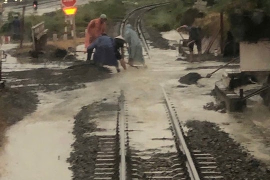 Đường sắt Bắc - Nam đã thông tuyến trở lại sau khi tạm gián đoạn do mưa lũ