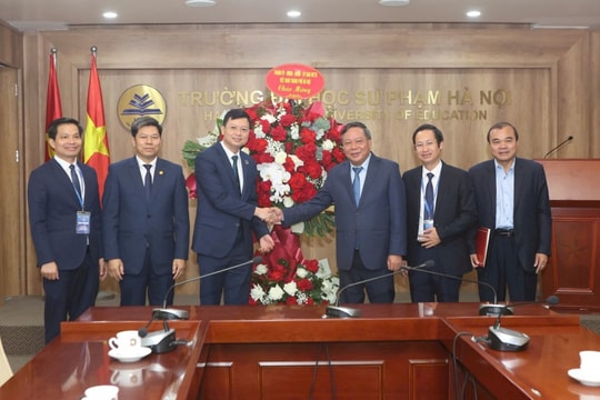 Phó Bí thư Thường trực Thành ủy Nguyễn Văn Phong thăm, chúc mừng Ngày Nhà giáo Việt Nam