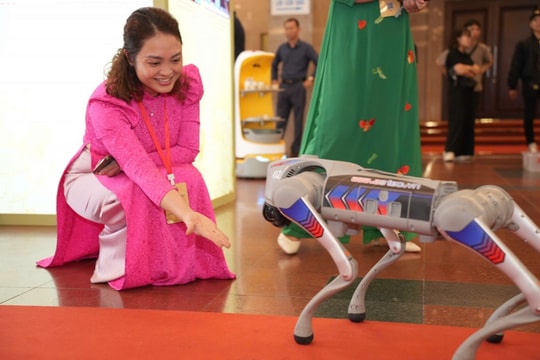 Robot và VR thu hút đại biểu tại Đại hội Mặt trận Hà Nội